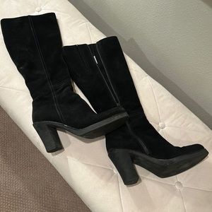 La Canadienne suede boots!